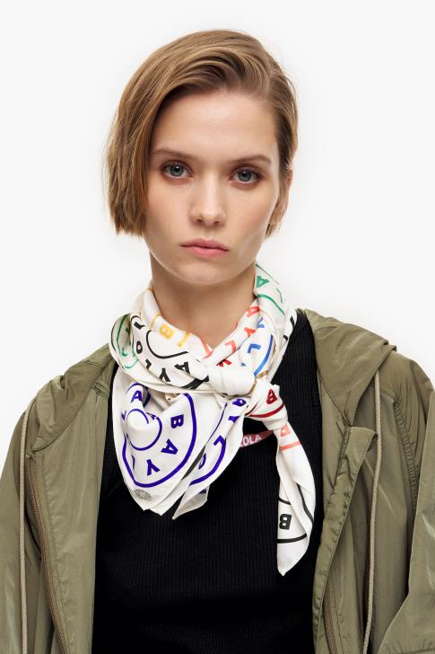 Bimba Y Lola лого шал бяло аксесоари 28R6R625